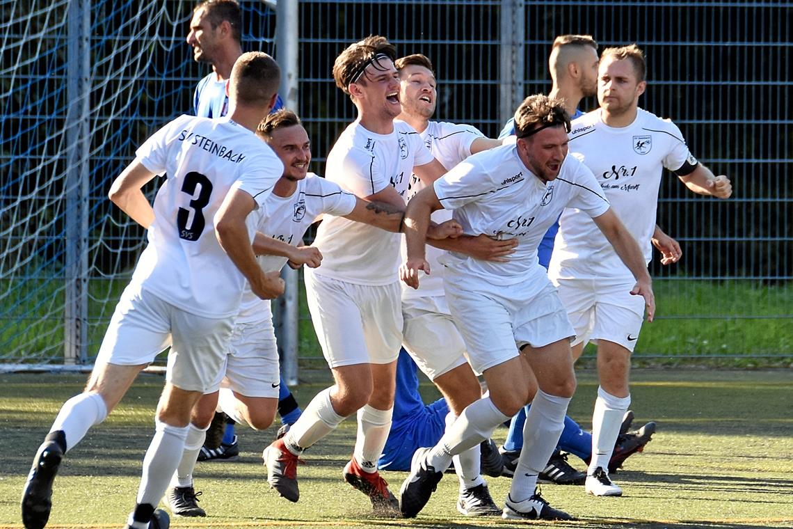 Steinbacher auf dem aufsteigenden Ast Florian Schlipf (Dritter von rechts) und die Steinbacher Fußballer bejubelten zuletzt drei Siege hintereinander. Foto: T. Sellmaier