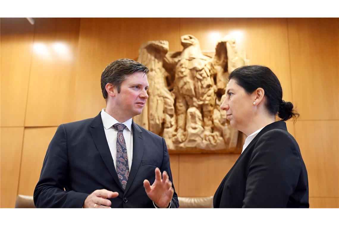 Kostet die Einheit heute noch Geld? Karlsruhe prüft Soli Florian Toncar und Katja Hessel (beide FDP) klagen in Karlsruhe gegen die umstrittene Abgabe.