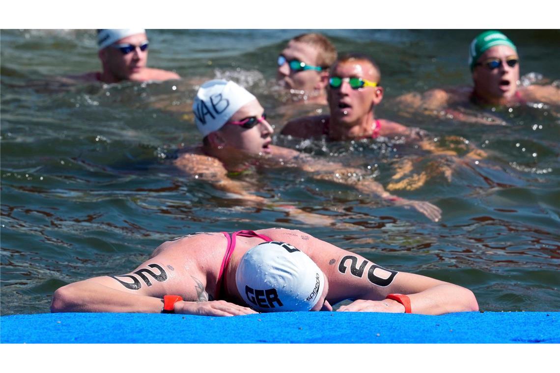 Gold-Glanz in der Hitze: Wellbrock feiert zweiten WM-Titel Florian Wellbrock ist direkt nach seinem Rennen völlig erschöpft.
