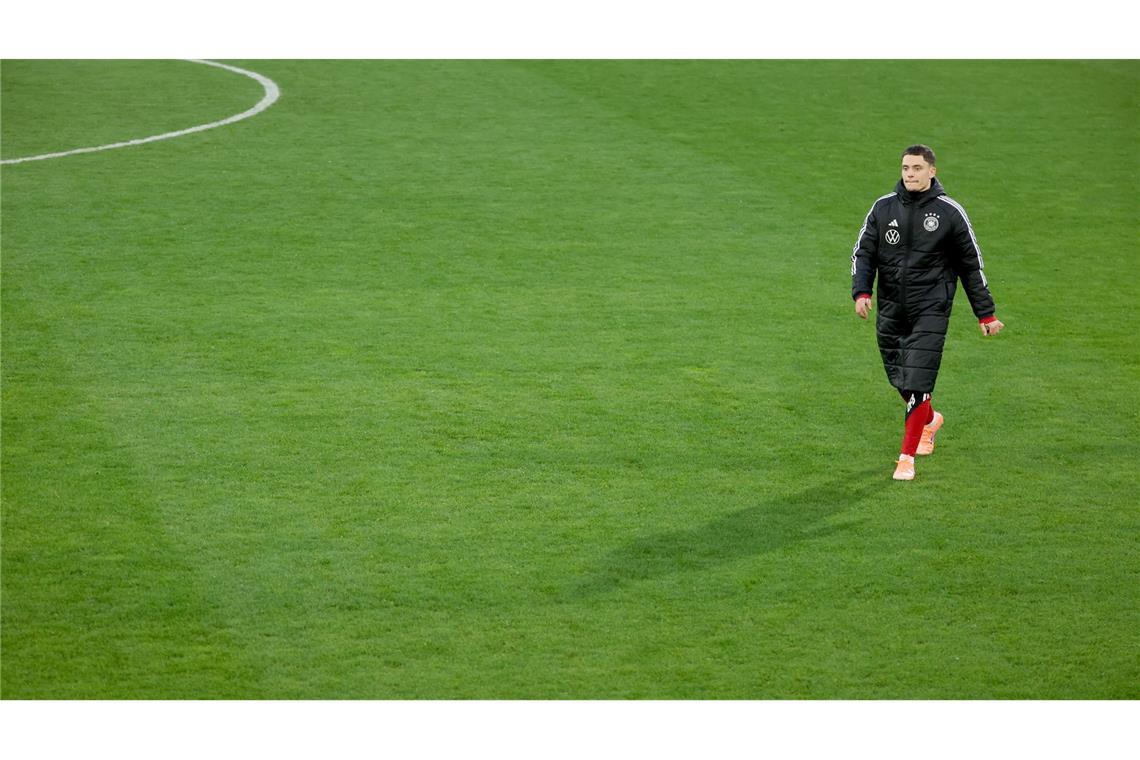 Florian Wirtz geht über den Trainigsplatz.