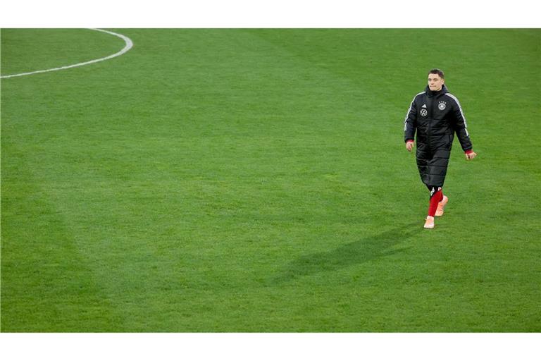Florian Wirtz geht über den Trainigsplatz.