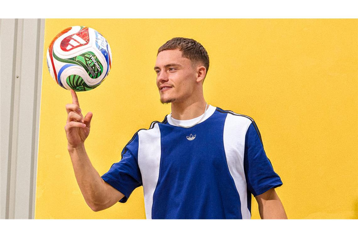 FIFA stellt neuen Ball für die WM vor Florian Wirtz mit dem offiziellen WM-Spielball "Trionda".