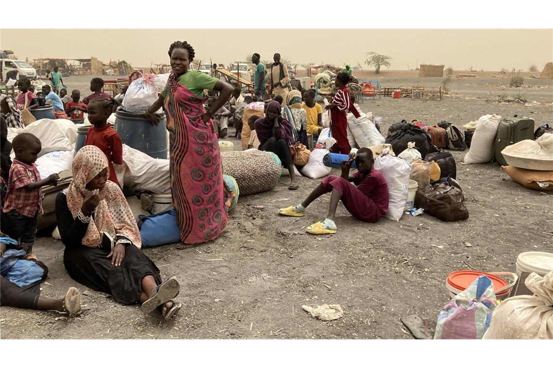 Das sind die 5 größten Krisenstaaten Flüchtlinge aus dem Sudan warten nach der Überquerung der Grenze in den Südsudan auf einen Transport in das Transitlager der grenznahen Stadt Renk.