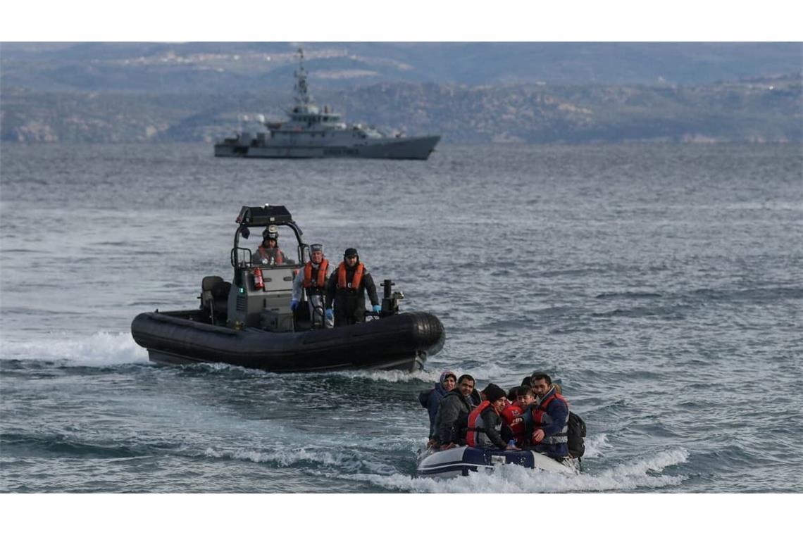 Flüchtlingsboot vor der griechischen Insel Lesbos. Die EU-Kommission will Frontex weiter ausbauen und stärken. (Archivbild)