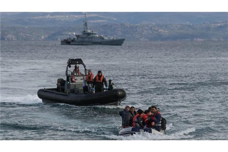 Flüchtlingsboot vor der griechischen Insel Lesbos. Die EU-Kommission will Frontex weiter ausbauen und stärken. (Archivbild)