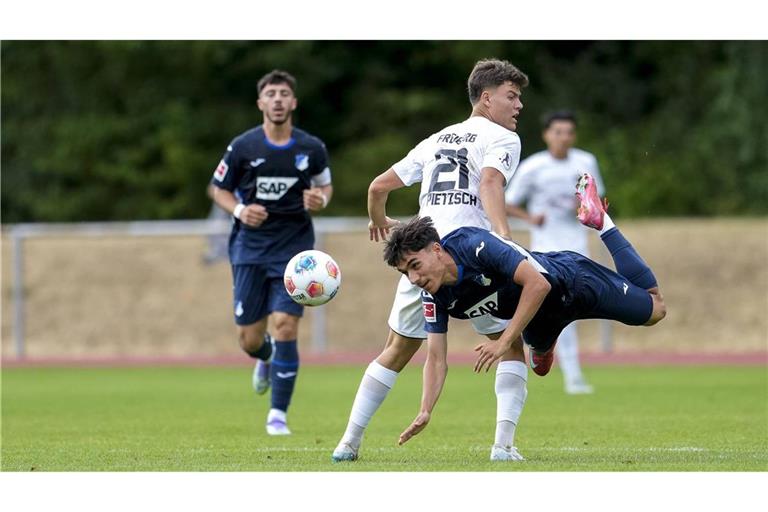 Flugeinlage von Hoffenheims Deniz Zeitler im Testspiel gegen den SGV Freiberg mit Niklas Pietzsch.    
Foto: IMAGO/foto2press