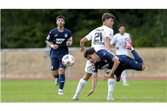 Flugeinlage von Hoffenheims Deniz Zeitler im Testspiel gegen den SGV Freiberg mit Niklas Pietzsch.    
Foto: IMAGO/foto2press