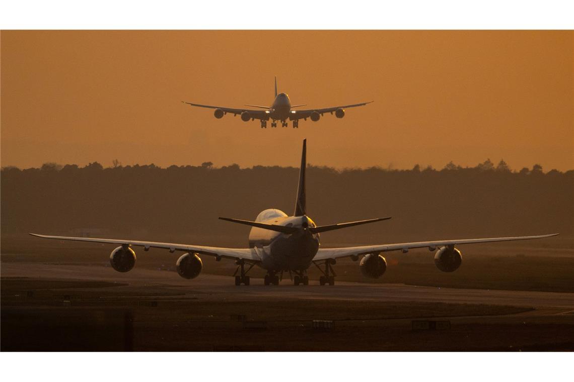 Flugreisen sollen ab dem Sommer mit geringeren Steuern belastet werden.