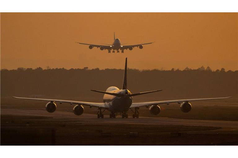 Flugreisen sollen ab dem Sommer mit geringeren Steuern belastet werden.