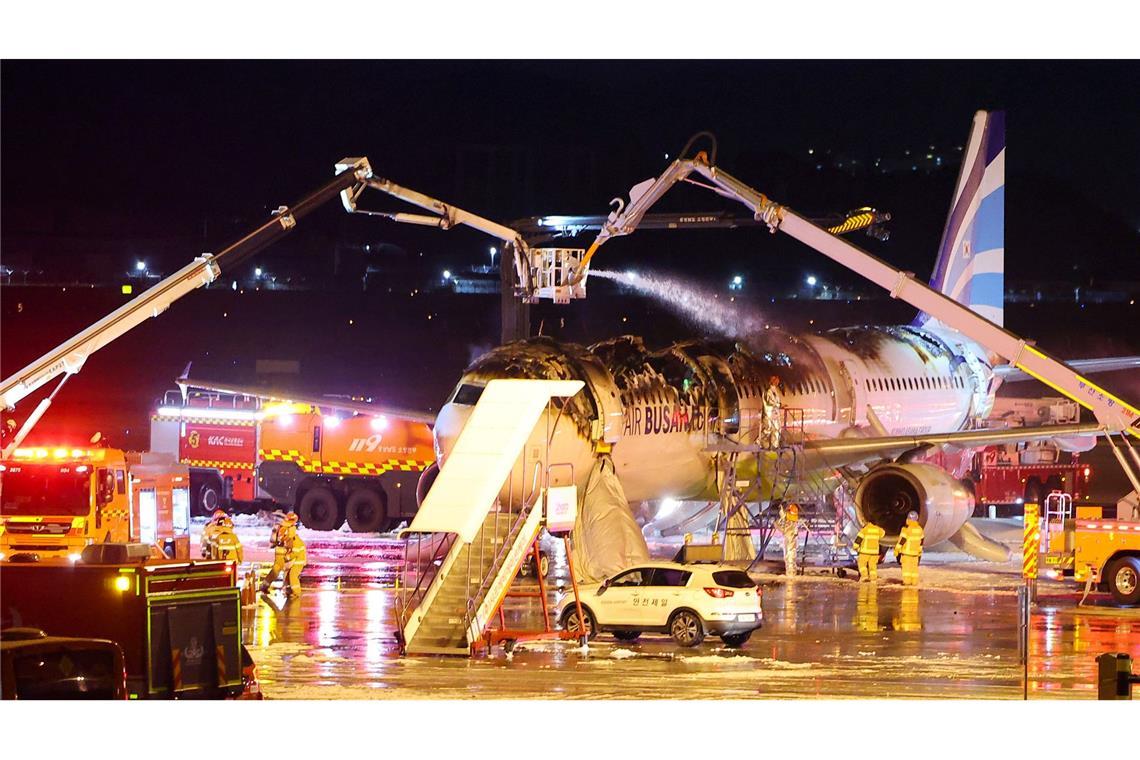 Bilder des Tages Flugzeug im südkoreanischen Busan geht in Flammen auf. Feuerwehrleute arbeiten daran, ein Feuer in einem Flugzeug der Air Busan am Gimhae International Airport zu löschen.