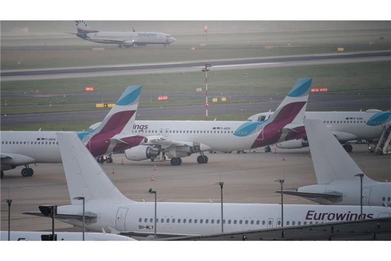 Flugzeuge der Fluggesellschaft Eurowings stehen am Morgen auf dem Flughafen Düsseldorf.