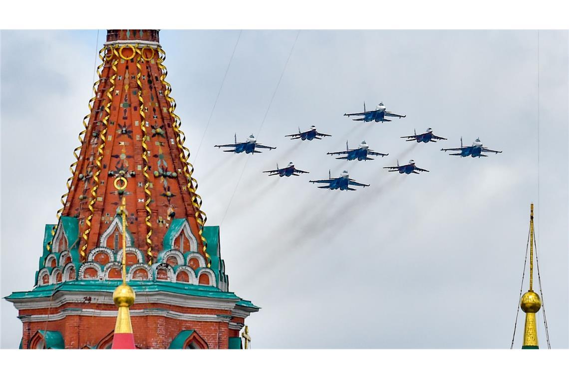 Bilder des Tages Flugzeuge fliegen in Formation während einer großen Parade anlässlich des 80. Jahrestages des Sieges in Russland.
