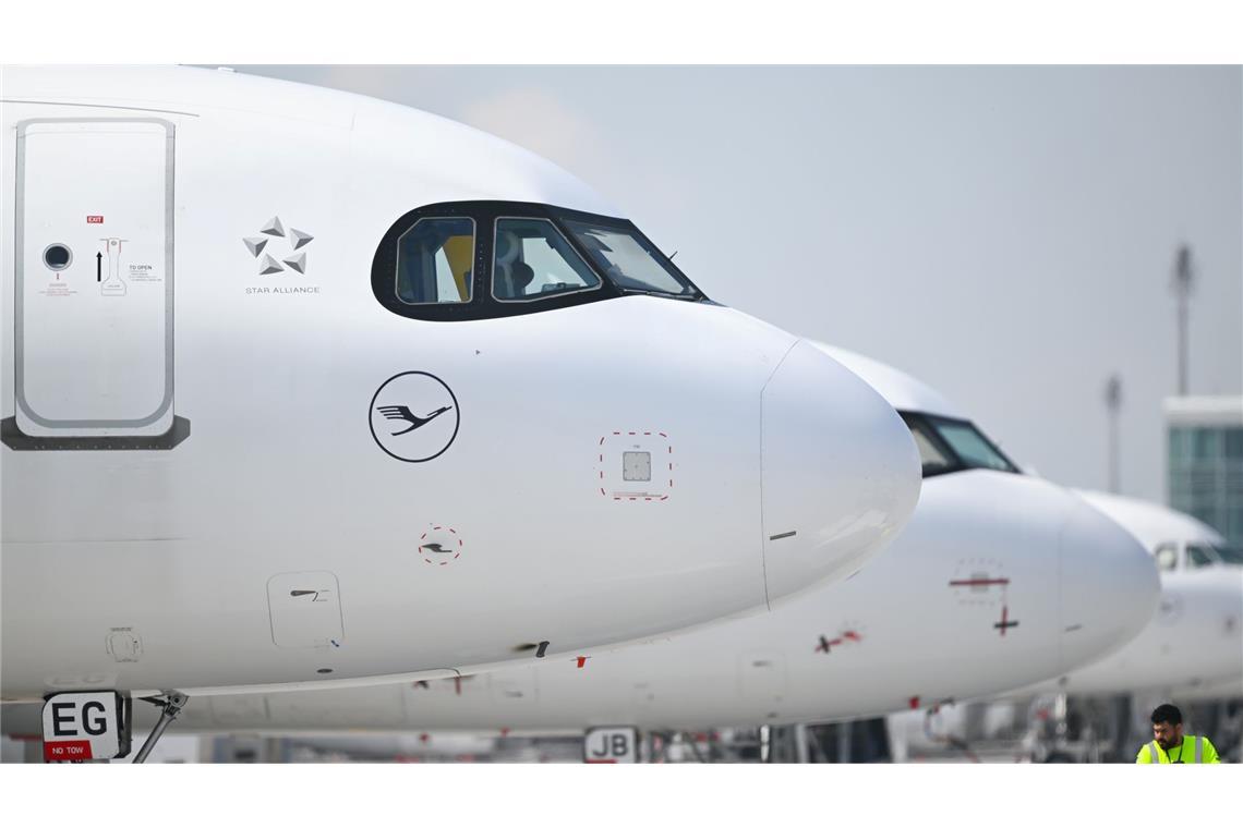 Flugzeuge mussten am Samstagmorgen in München wegen einer Drohnenwarnung kurzzeitig am Noden bleiben. (Symbolbild)