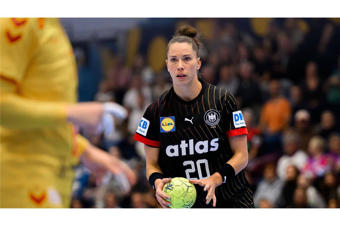 Fokussiert auf dem Platz: Rückraumspielerin Emily Vogel (ehem. Bölk) wurde bereits dreimal zur Handballspielerin des Jahres gewählt und war bis März gemeinsam mit Alina Grijseels Kapitänin des DHB-Teams. Seit 2020 spielt sie beim ungarischen Erstligisten Ferencváros Budapest. Länderspiele: 138, Alter: 27 Jahre