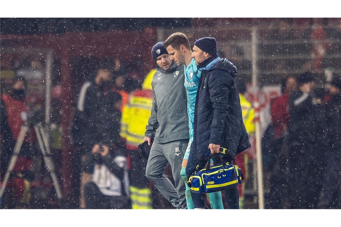 Feuerzeug-Eklat: Was sagt Torwart Drewes vor Sportgericht? Folge des Feuerzeugwurfs: Torwart Patrick Drewes wird vom Platz geführt