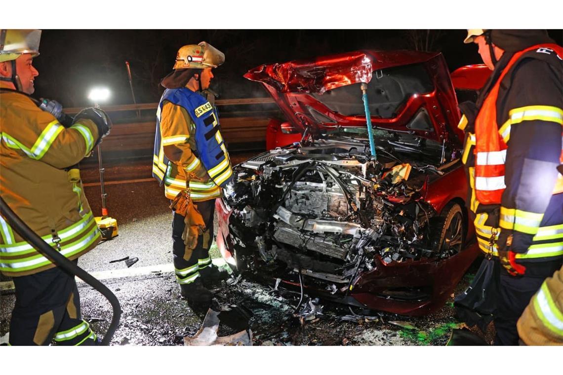 Folgen einer Geisterfahrt: Eine 35-jährige Frau wird am 30. Januar 2023) bei einem Verkehrsunfall auf der Autobahn A 620 nahe Saarlouis schwer verletzt. Der Unfall wurde durch einen Falschfahrer verursacht.
