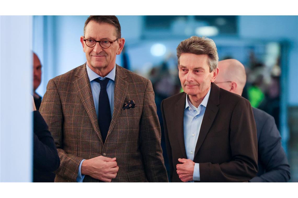Förderspritze für Elektroautos? Scholz sieht Brüssel am Zug Ford-Geschäftsführer Marcus Wassenberg (l) und SPD-Bundestagsfraktionschef Rolf Mützenich (SPD) bei der Betriebsversammlung am Standort Köln.