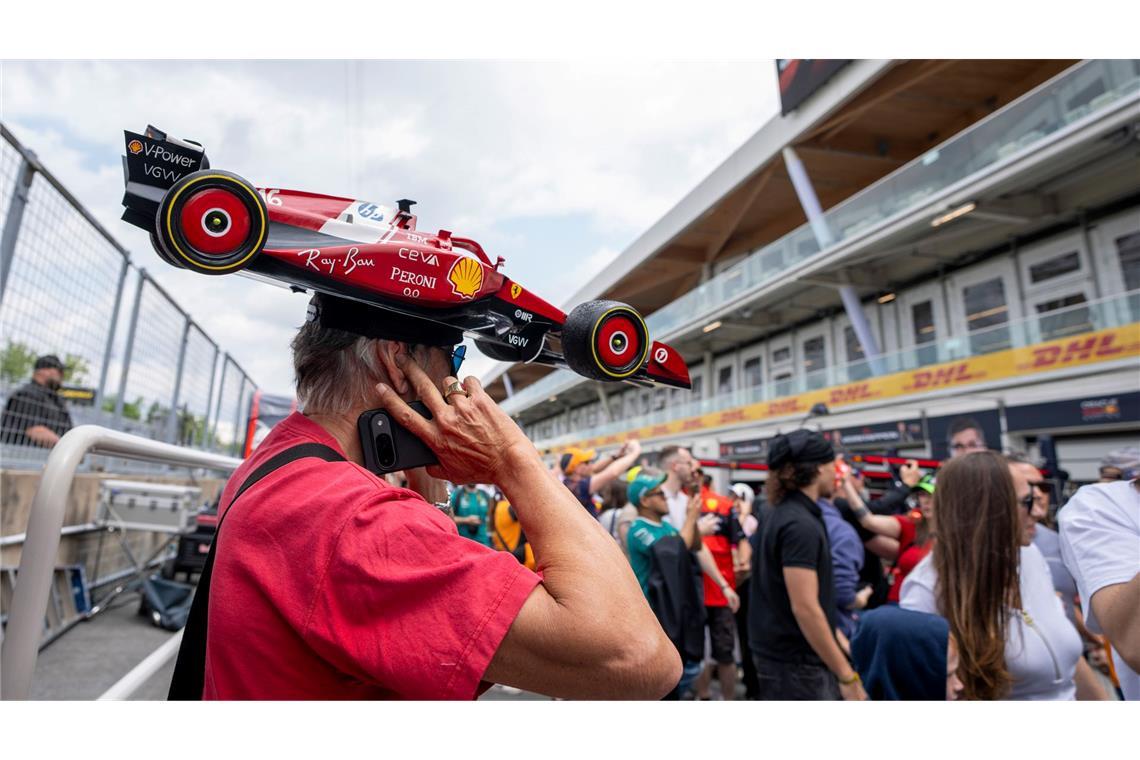 Bilder des Tages Formel 1: Ein Fan trägt einen kleinen Ferrari als Hut am Tag der offenen Tür beim Großen Preis von Kanada in Montreal.