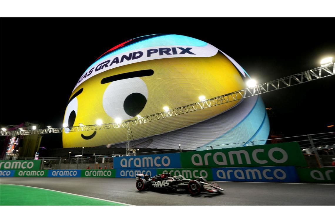 Bilder des Tages Formel 1 in Las Vegas: Der deutsche Haas-Pilot Nico Hülkenberg fährt über die Rennstrecke.
