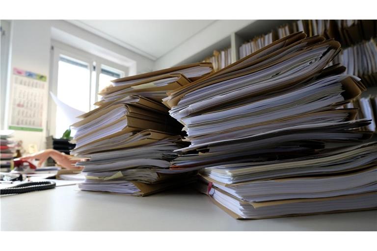 Formulare, Ordner, Stempel - wer ein Haus bauen, ein Unternehmen gründen oder eine Steuerrückzahlung erhalten will, muss sich oft durch zähe Prozesse hindurchquälen. (Symbolbild)