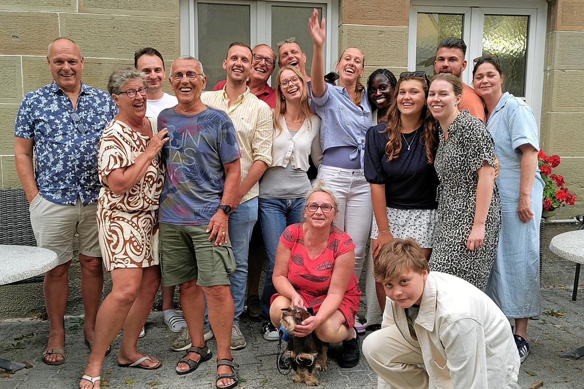 Fornsbachs und Pfitzers holländische Gäste sind gut drauf. Sie fühlen sich wohl im Ort und kommen regelmäßig zum Sommernachtsfest. Foto: Christine Schick