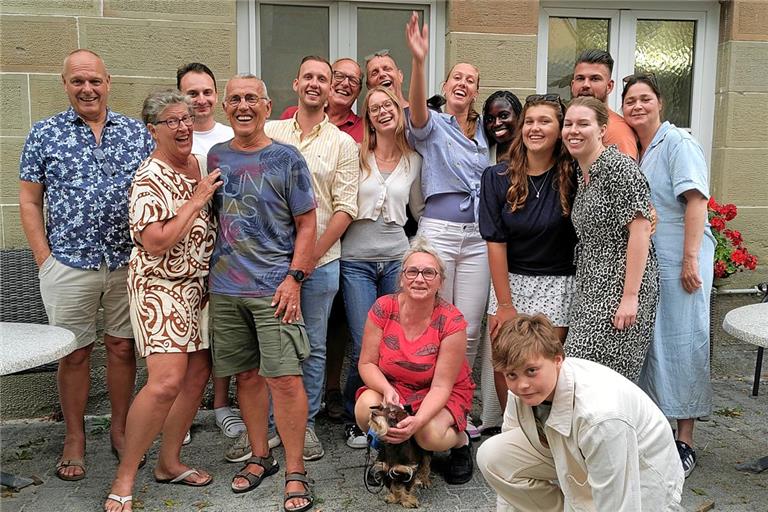 Fornsbachs und Pfitzers holländische Gäste sind gut drauf. Sie fühlen sich wohl im Ort und kommen regelmäßig zum Sommernachtsfest. Foto: Christine Schick