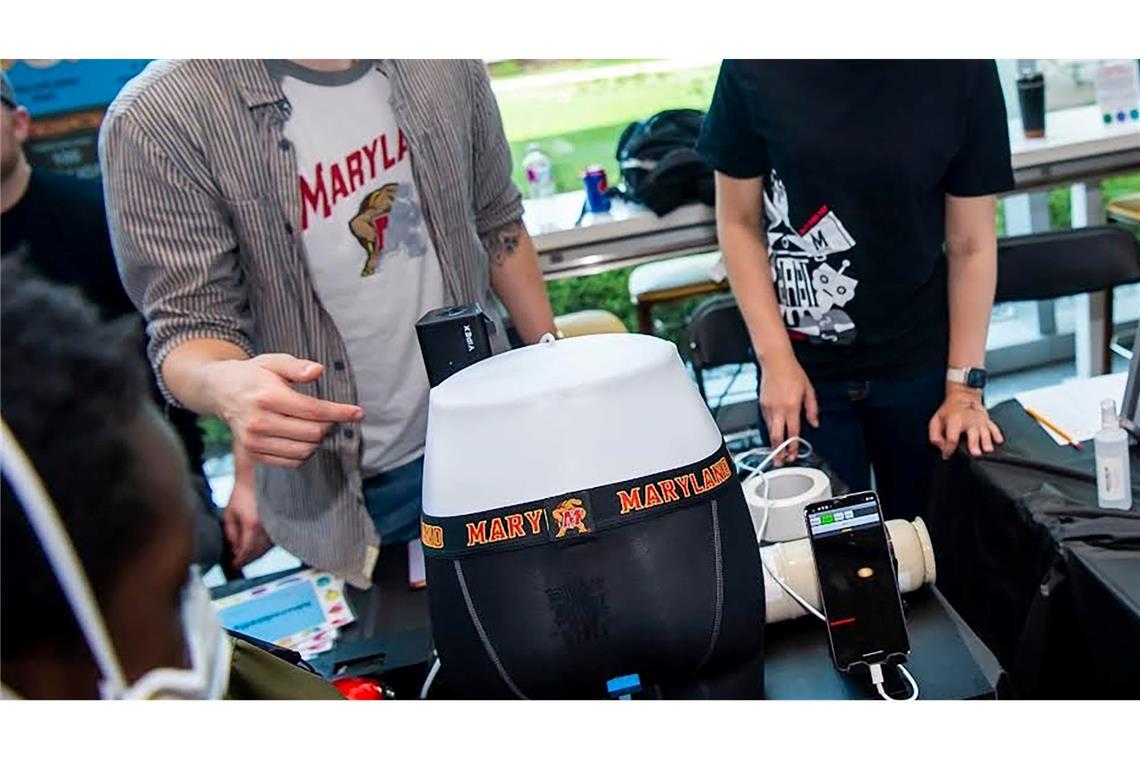 Forschende stellen einen Prototypen der smarten Unterhose vor.