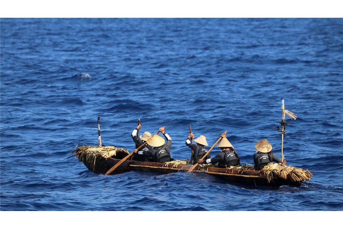 Steinzeit-Kanu bewältigt tückische Meeresströmung Forscher paddeln mit einem selbstgebauten Kanu über das Wasser.