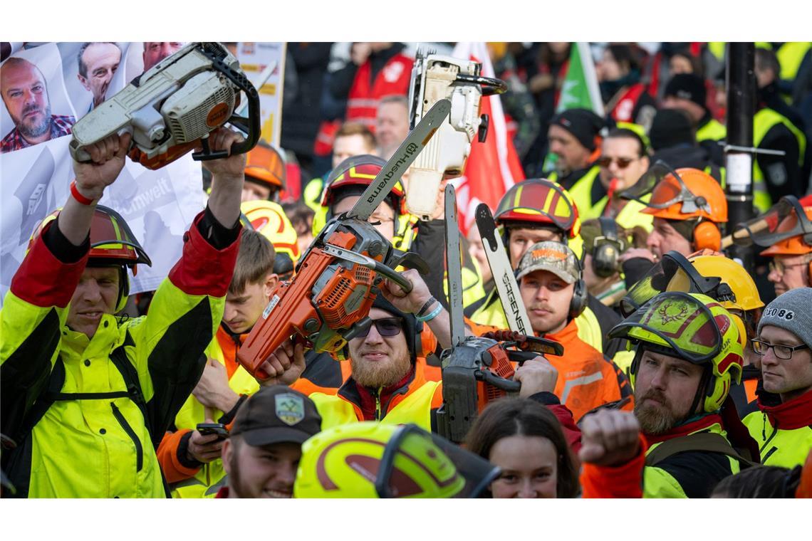 Forstarbeiter demonstrieren in Potsdam mit Kettensägen vor Beginn der dritten Runde der Tarifverhandlungen für den öffentlichen Dienst der Länder.
