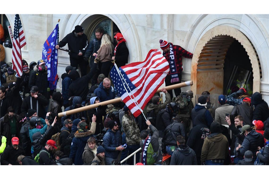Erste Verurteilte von Kapitol-Attacke auf freiem Fuß Foto: Anhänger des damaligen US-Präsidenten Donald Trump stürmen das Kapitolgebäude, wo die Abgeordneten den Sieg des gewählten Präsidenten Biden bei der Wahl im November bestätigen sollten.