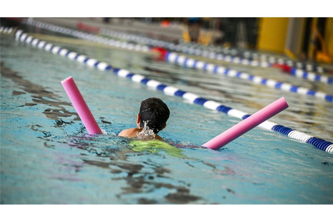 Foto: Ein Schüler nimmt an einem Schwimm-Intensivkurs teil.