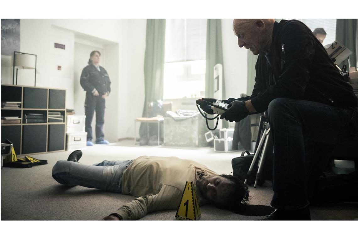 Berühmter „Lost Place“ erwacht zum Leben Fotograf Alex Schmitz (Sven Gerhardt) wird erschlagen in seiner Wohnung aufgefunden.