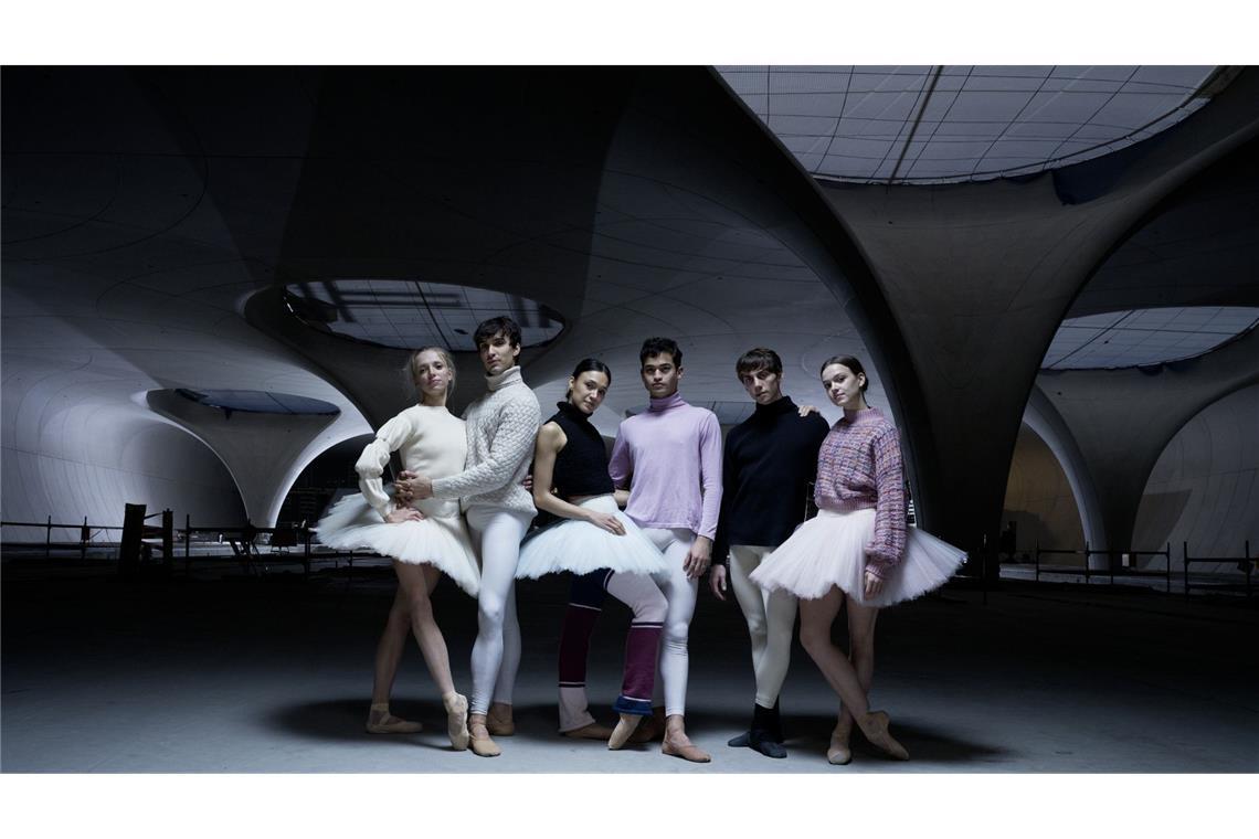 Ballett auf der S-21-Baustelle Fotograf Dennis Orel inszeniert coole Tänzer auf kalter Bahnhofsbaustelle: Die Ballettsolisten Veronika Verterich, Martí Paixà, Rocio Aleman, Adhonay Soares da Silva, Matteo Miccini und Mackenzie Brown (v. li. ) lassen Stuttgart 21 gut aussehen.