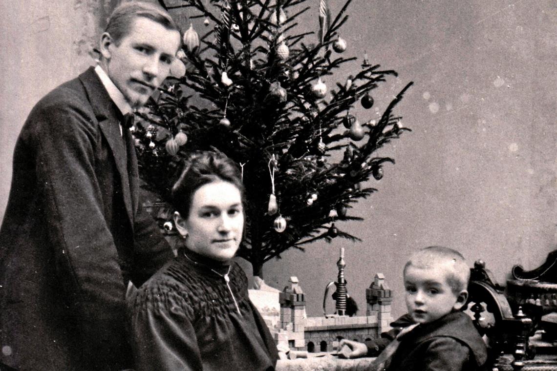 Kleinstadtalltag in Fotos festgehalten Fotograf Friedrich Weber mit Frau Pauline und Sohn Karl. Repros: Elisabeth Klaper