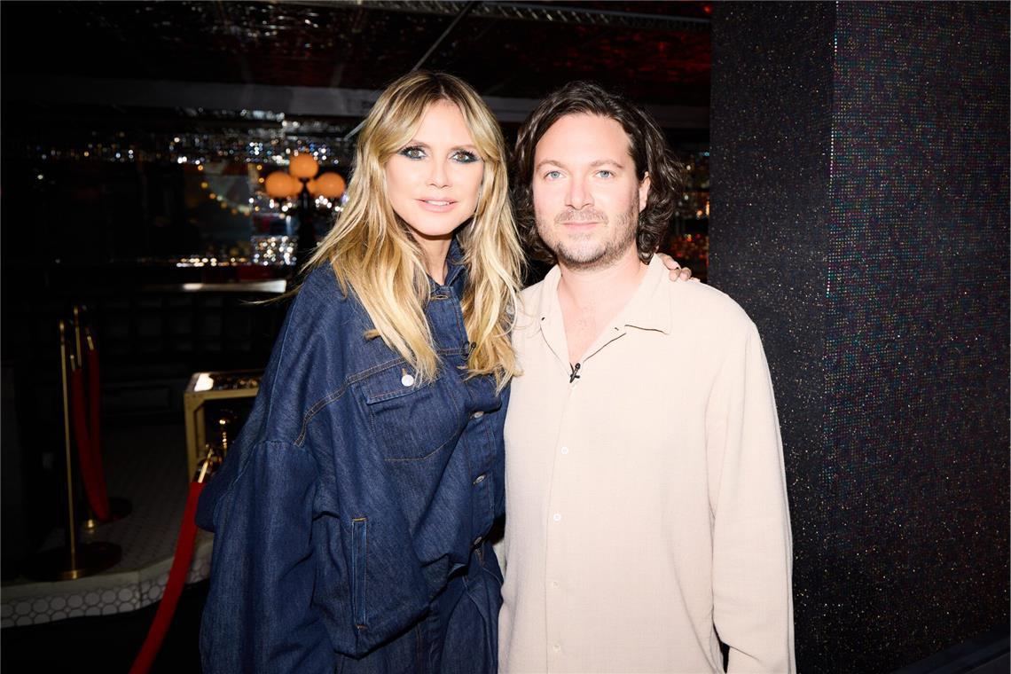 Fotograf Max Montgomery (r.) setzt die Models in Folge 21 in Szene. Links Heidi Klum