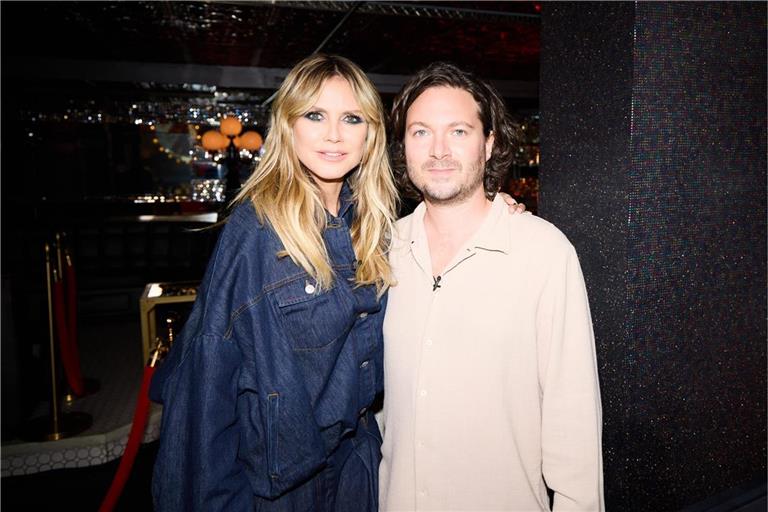 Fotograf Max Montgomery (r.) setzt die Models in Folge 21 in Szene. Links Heidi Klum