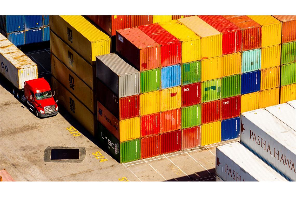 Bilder des Tages Frachtcontainer stapeln sich auf einem Verladeterminal im Hafen von Oakland.