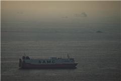 Frachtschiffe fahren im Arabischen Golf in Richtung der Straße von Hormus.