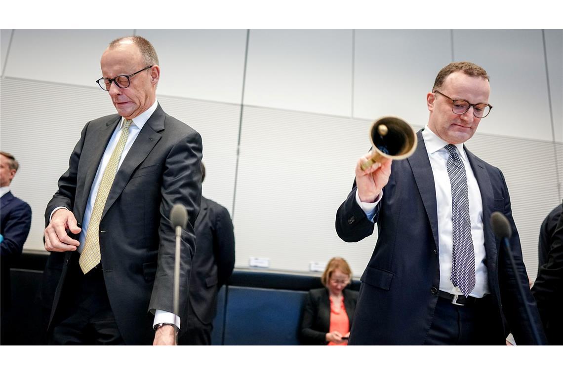 Fraktionschef Jens Spahn (r) und Kanzler Friedrich Merz zu Beginn der Sitzung der Unionsfraktion.