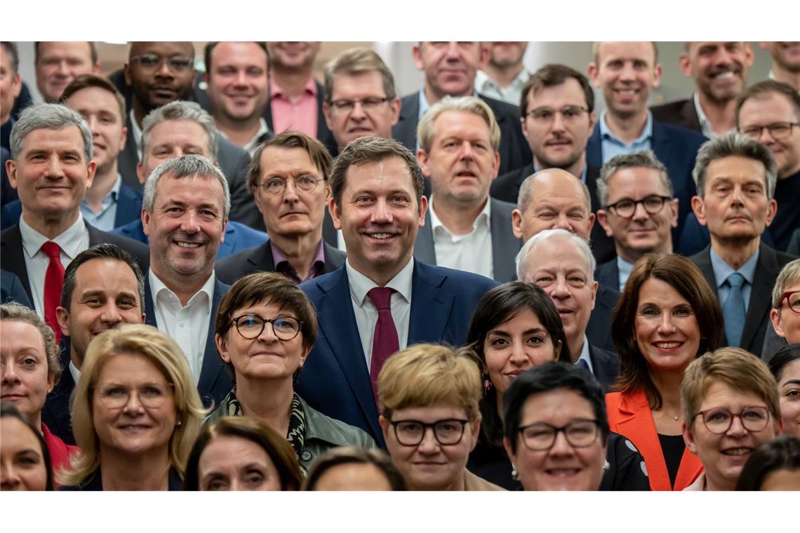Bilder des Tages Fraktionssitzungen-SPD - Nach der Bundestagswahl wählte die SPD-Fraktion Lars Klingbeil als neuen Vorsitzenden.