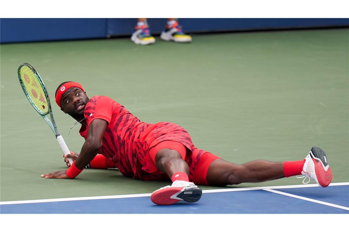 Grandioser Struff erreicht Achtelfinale gegen Djokovic Frances Tiafoe landete zwischenzeitlich auf dem Boden - eine sinnbildliche Szene.