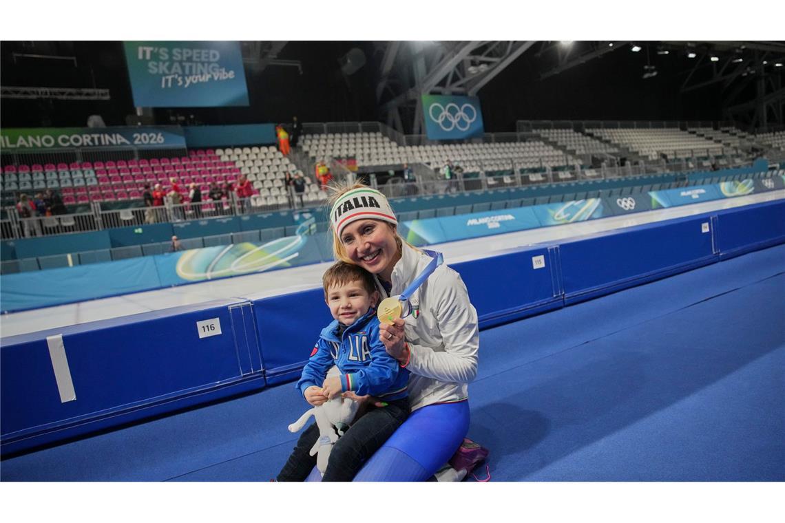 Francesca Lollobrigida feiert mit ihrem kleinen Sohn Tommaso den Olympiasieg.