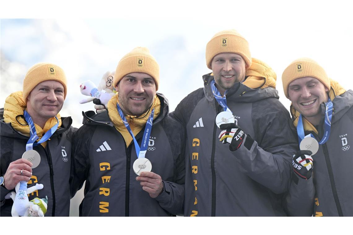 Francesco Friedrich (li.) mit seinem Team, das Silber im Vierer gewonnen hat.