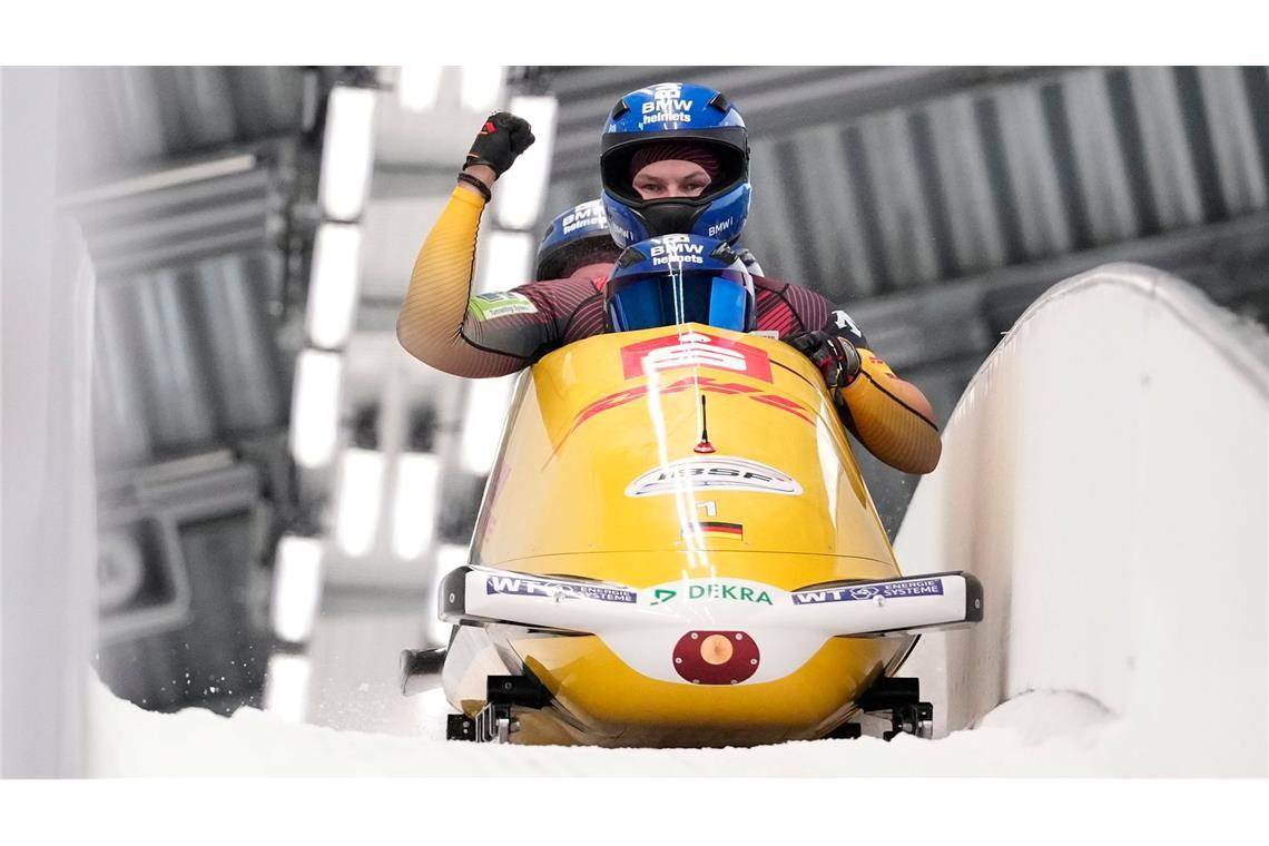 Francesco Friedrich, Tim Becker, Alexander Schueller und Felix Straub aus Deutschland im Viererbob nach dem zweiten Lauf: Francesco Friedrich jubelt über den Sieg.