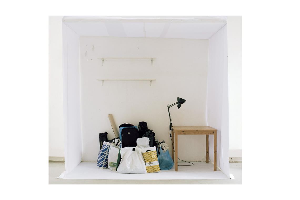 Zeig mir, wie du wohnst, und ich sage dir, wie kaputt du bist Francisca Gómez: 3,5 qm (Ist jede Architektur bewohnbar?), 2016 Serie von 18 Fotografien