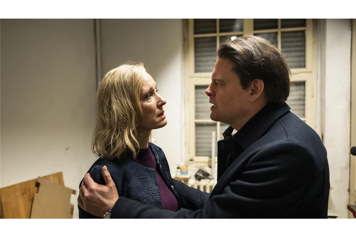 Frank Anders (Max Giermann, re.) und seine Frau Caro (Silvina Buchbauer) produzieren die Kindershow „Sachen und Lachen“ – allzu harmonisch geht’s dort aber nicht zu.