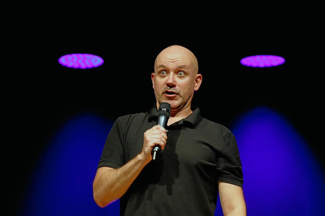 Überlebenstipps von einem bekennenden Wurstianer Frank Fischer hat ein echtes Faible für verdrehten Sprachgebrauch, absurde Situationen und ebensolche Ansichten. Foto: Jörg Fiedler