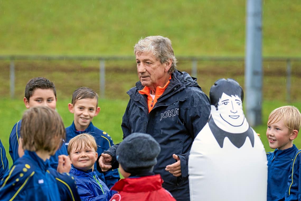 Frank Mill zeigt derzeit 40 Jungs sowie Mädels aus Auenwald und Umgebung, wieviel Freude ein Teamsport wie Fußball machen kann. Foto: A. Becher