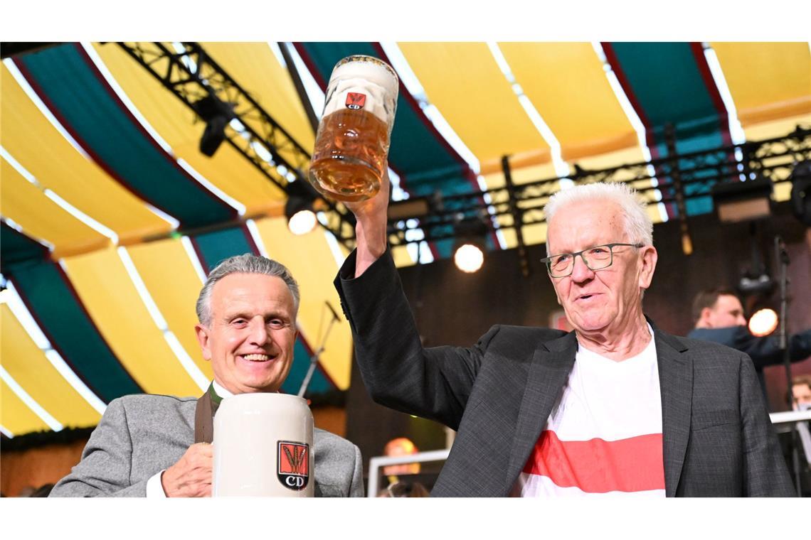 Cannstatter Volksfest mit zwei Schlägen eröffnet Frank Nopper (links), Oberbürgermeister von Stuttgart, und Winfried Kretschmann, Ministerpräsident von Baden-Württemberg.