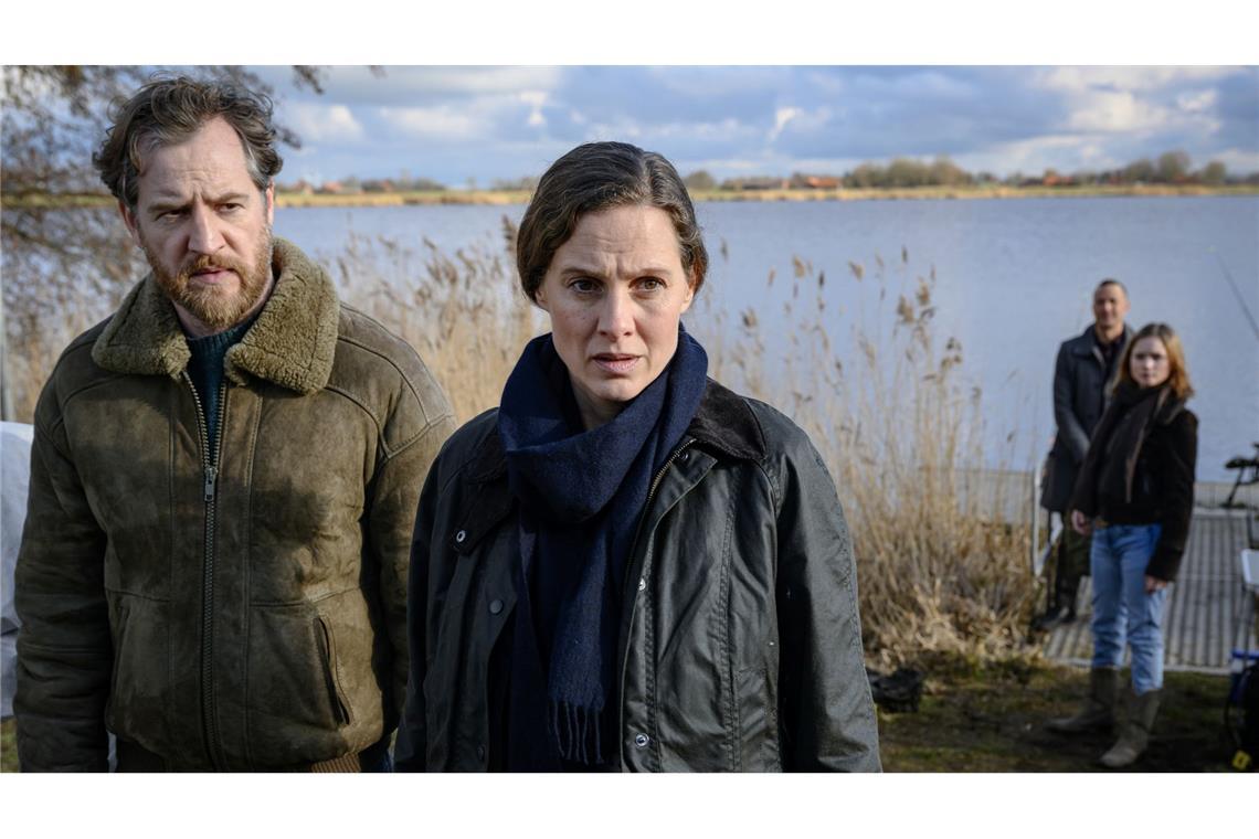 Frank Weller (Tom Radisch) und Ann Kathrin Klaasen (Picco von Groote) ermitteln am Tatort.